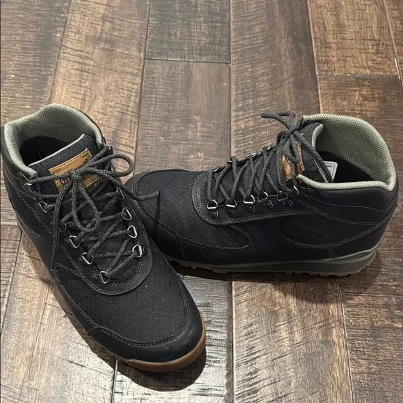Danner Black Boots Durable High-Top Design - Picture 1 of 5